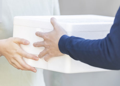 宅配の受け渡しをしている写真