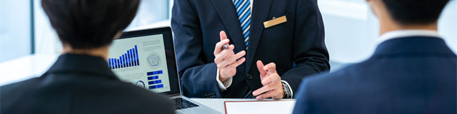 商談をする社会人の写真